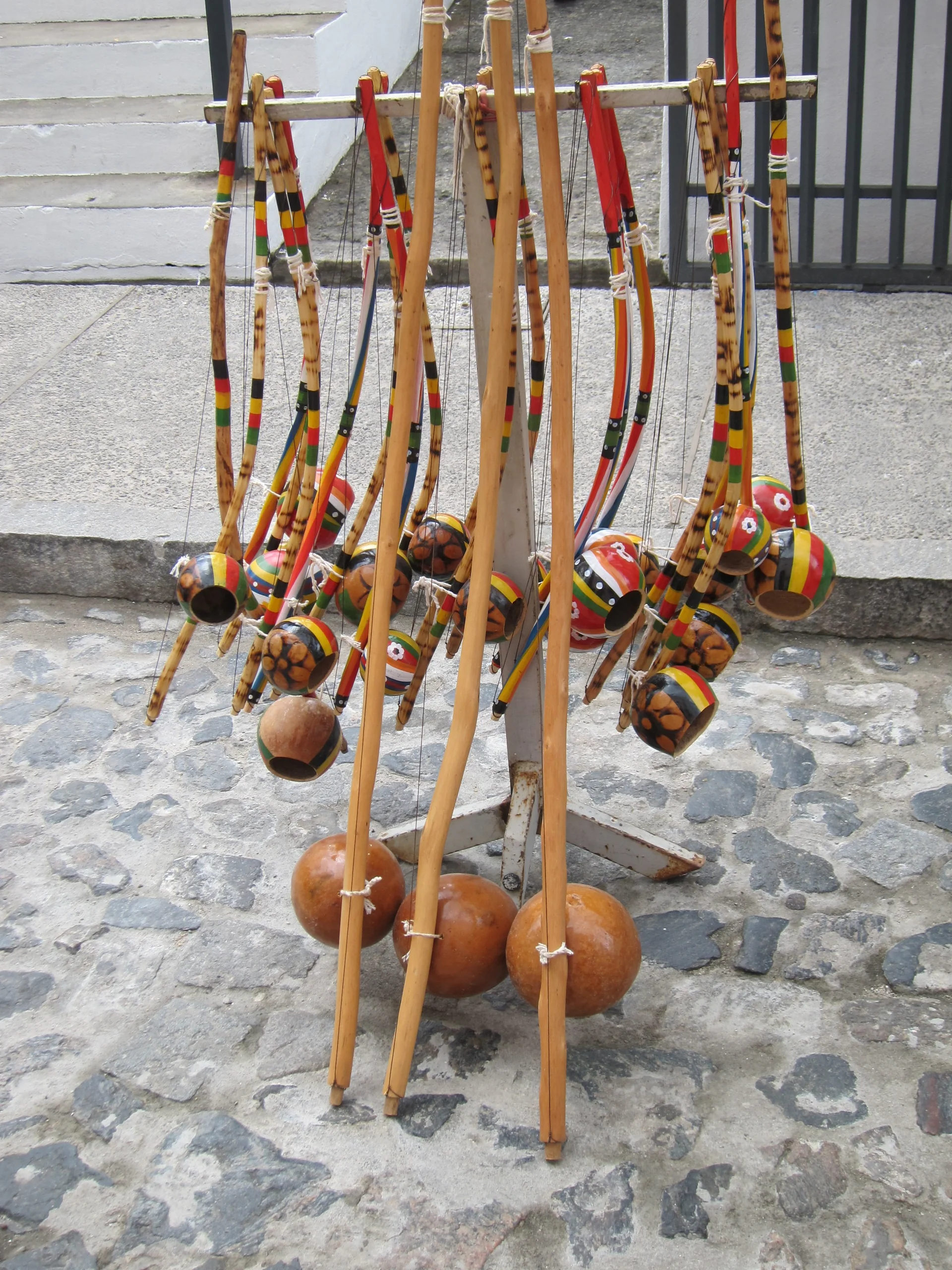 Berimbaus artesanais em Salvador, expressão da cultura afro-brasileira