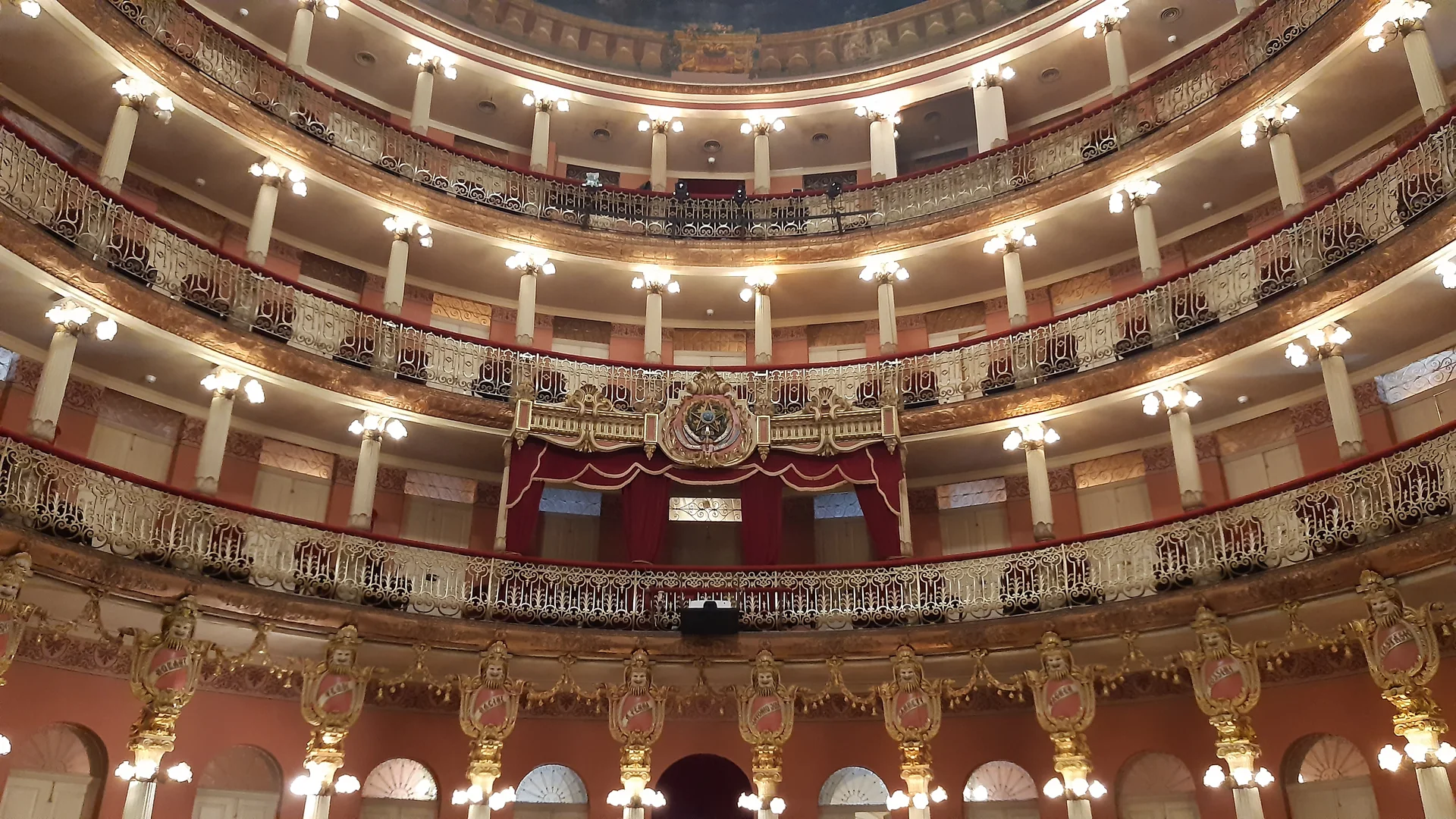 Interior do Teatro Amazonas, espaço de música e artes cênicas em Manaus